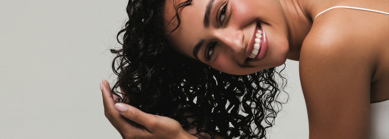 Curly-hair model wearing Galzed