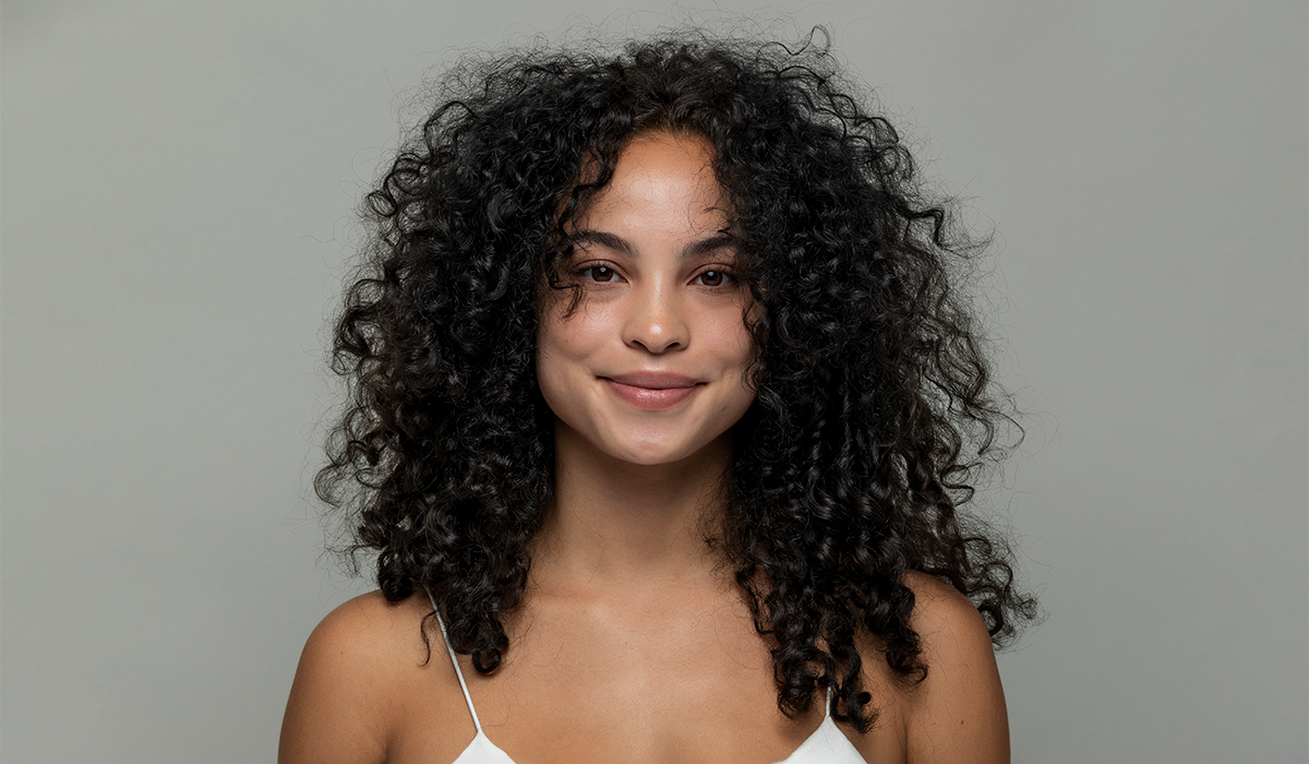 Model with curly hair before using Glazed